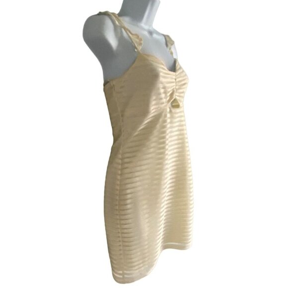 City Studio Little White Dress with Flutter Strap Sleeves and Cut Out Size 9 NEW - Picture 2 of 10